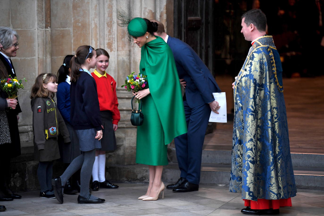 Relajados y sonrientes, el duque y la duquesa de Sussex hicieron este lunes su última aparición como miembros de la realeza británica, acompañando a la reina Isabel II en un oficio religioso en Londres, antes de dar el salto a su nueva vida. Ambos asistieron junto a los otros miembros de la familia real a una misa la Abadía de Westminster con motivo del día de la Mancomunidad británica.