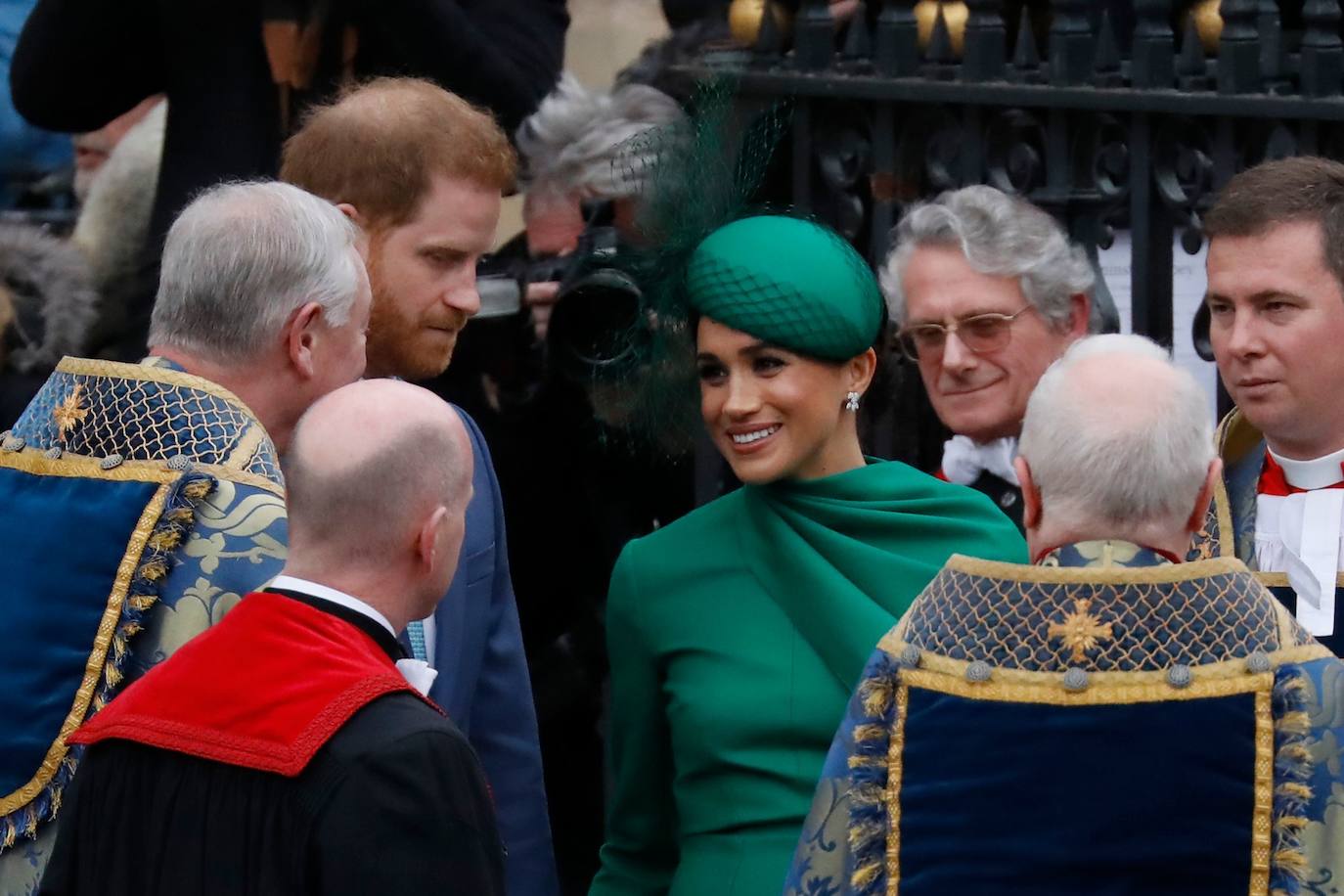 Relajados y sonrientes, el duque y la duquesa de Sussex hicieron este lunes su última aparición como miembros de la realeza británica, acompañando a la reina Isabel II en un oficio religioso en Londres, antes de dar el salto a su nueva vida. Ambos asistieron junto a los otros miembros de la familia real a una misa la Abadía de Westminster con motivo del día de la Mancomunidad británica.