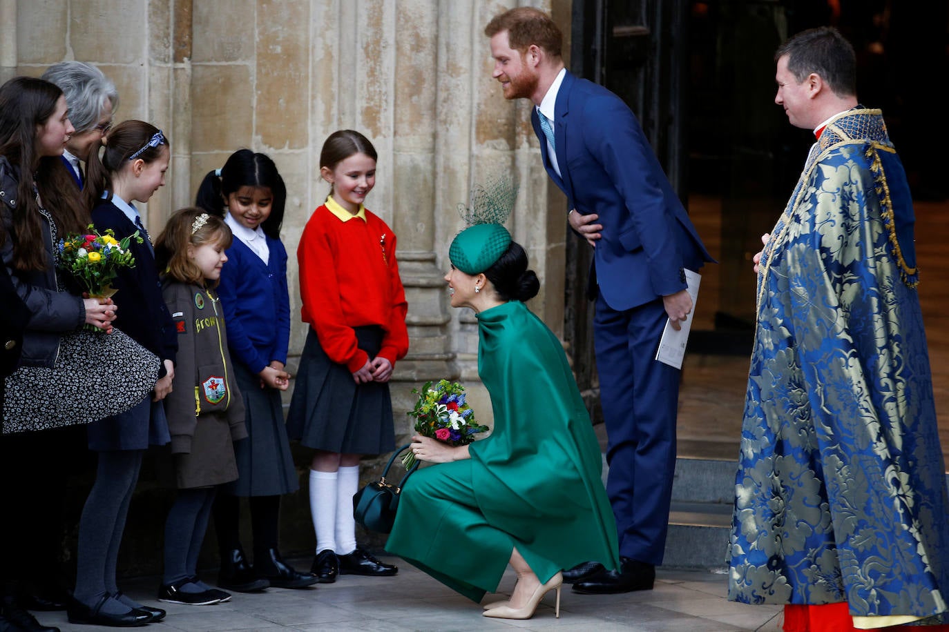 Relajados y sonrientes, el duque y la duquesa de Sussex hicieron este lunes su última aparición como miembros de la realeza británica, acompañando a la reina Isabel II en un oficio religioso en Londres, antes de dar el salto a su nueva vida. Ambos asistieron junto a los otros miembros de la familia real a una misa la Abadía de Westminster con motivo del día de la Mancomunidad británica.