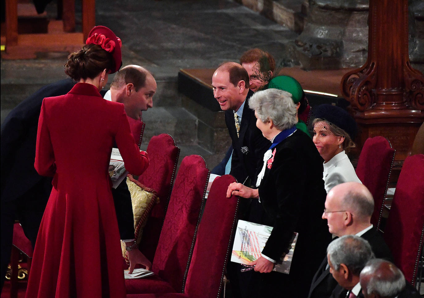 Relajados y sonrientes, el duque y la duquesa de Sussex hicieron este lunes su última aparición como miembros de la realeza británica, acompañando a la reina Isabel II en un oficio religioso en Londres, antes de dar el salto a su nueva vida. Ambos asistieron junto a los otros miembros de la familia real a una misa la Abadía de Westminster con motivo del día de la Mancomunidad británica.