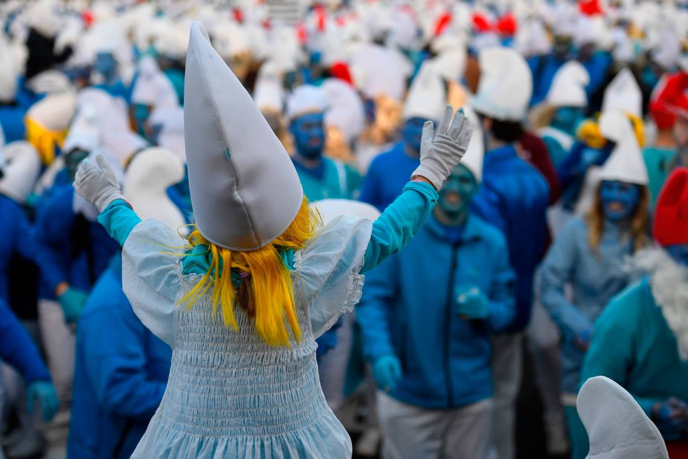 3.500 personas se reunieron este pasado fin de semana en la localidad francesa de Landerneau para intentar batir el récord Guinness de disfrazados de la mítica serie de dibujos 'Los Pitufos'. Según informan varios medios locales la validación de la marca aún está pendiente pero en los carnavales se habrían dado cita 700 personas más que en el récord anteriormente conseguido en Lauchringen (Alemania).