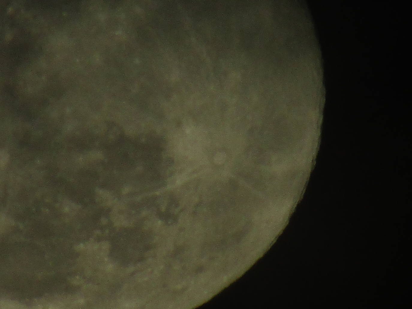 La segunda luna del perigeo del año, conocida popularmente como superluna, ha iluminado esta noche el cielo con una apariencia ligeramente mayor -hasta un 14 por ciento- de lo habitual y un brillo un 30 por ciento más intenso. En Valencia, pese a las nubes altas, también se ha podido contemplar