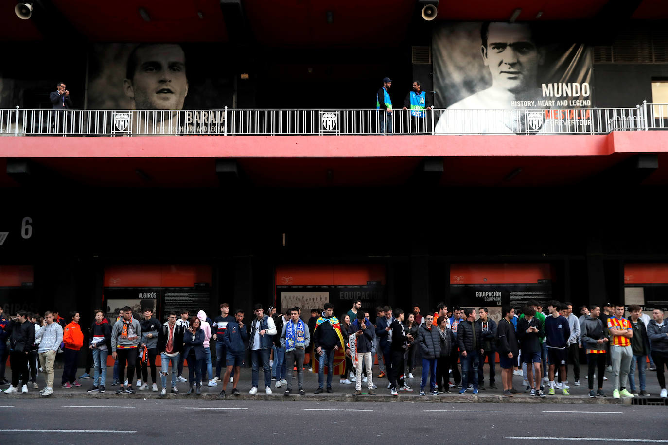 Fotos: La afición recibe al Valencia CF en Mestalla