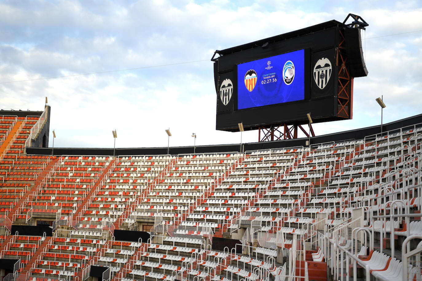 Fotos: La afición recibe al Valencia CF en Mestalla