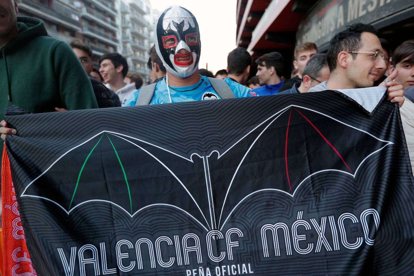 Fotos: La afición recibe al Valencia CF en Mestalla