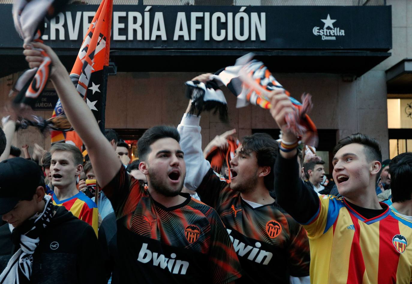 Fotos: La afición recibe al Valencia CF en Mestalla