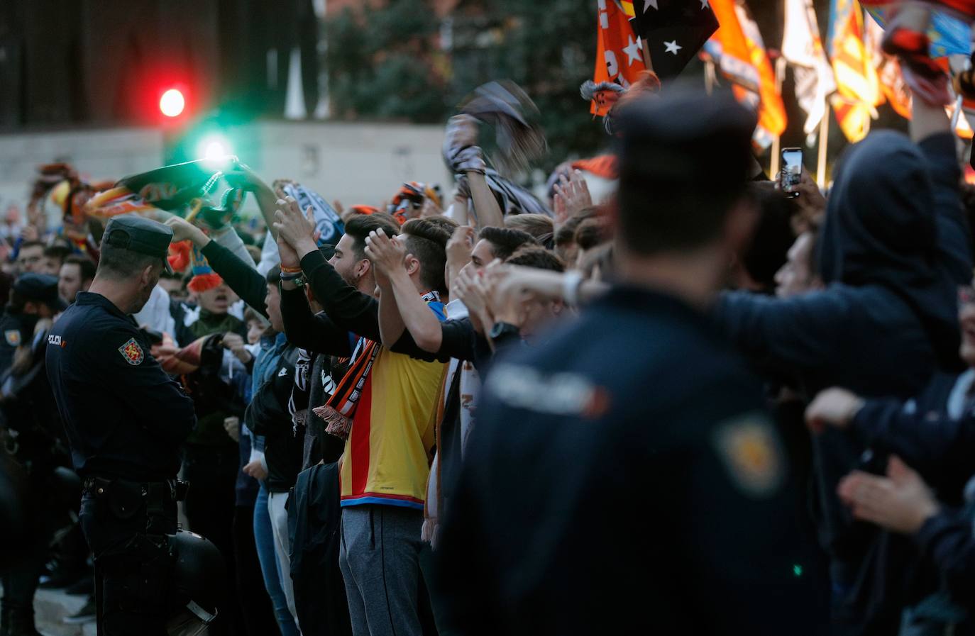 Fotos: La afición recibe al Valencia CF en Mestalla