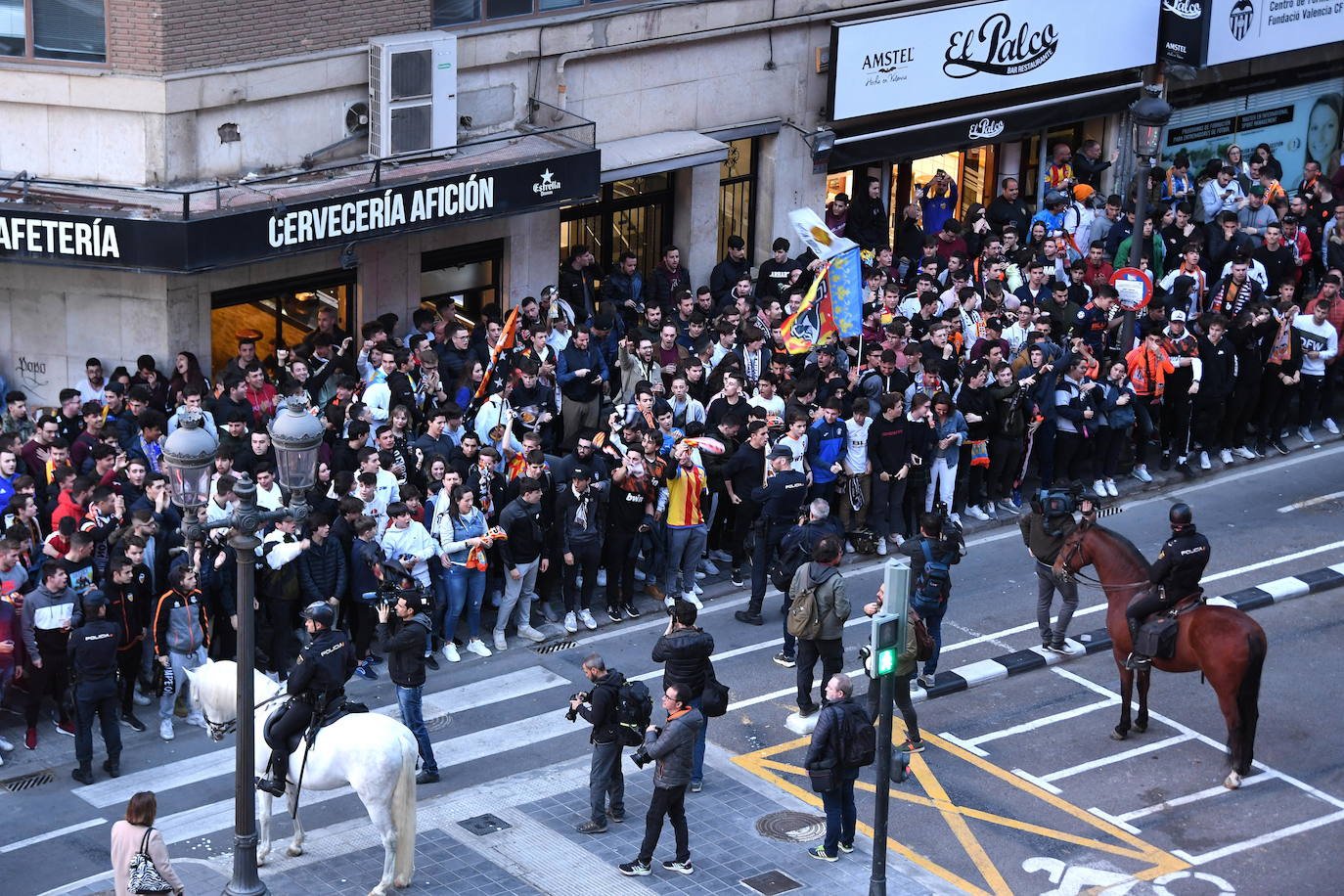 Fotos: La afición recibe al Valencia CF en Mestalla