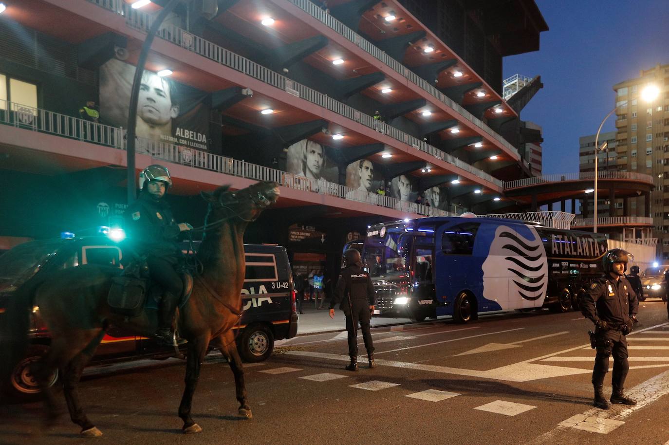 Fotos: La afición recibe al Valencia CF en Mestalla