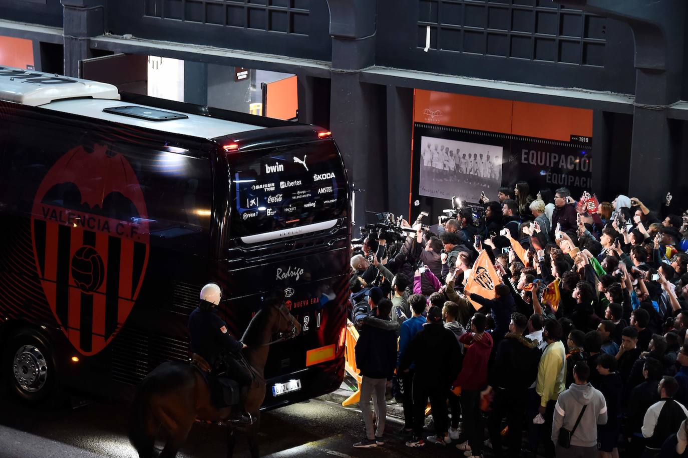 Fotos: La afición recibe al Valencia CF en Mestalla