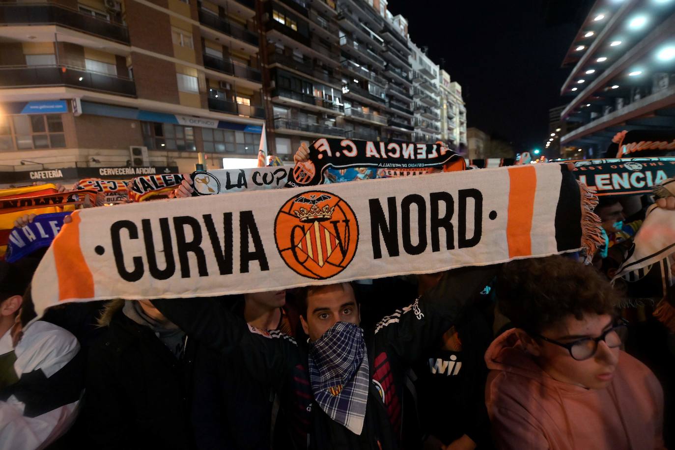 Fotos: La afición recibe al Valencia CF en Mestalla