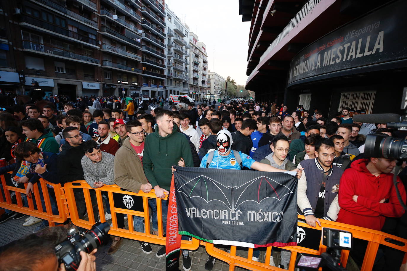 Fotos: La afición recibe al Valencia CF en Mestalla