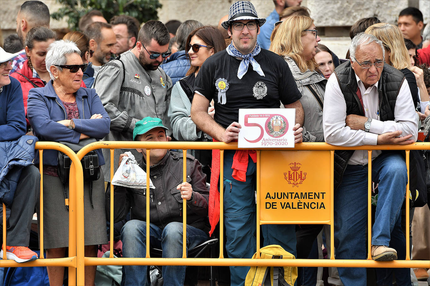 La mascletà de este martes 10 de marzo ha sido obra de Pirotecnia Crespo de Alzira, que ha decidido que su espectáculo pirotécnico sirviera de homenaje a la Guardia Civil, con el color verde como protagonista. Si has estado allí, búscate en estas imágenes: