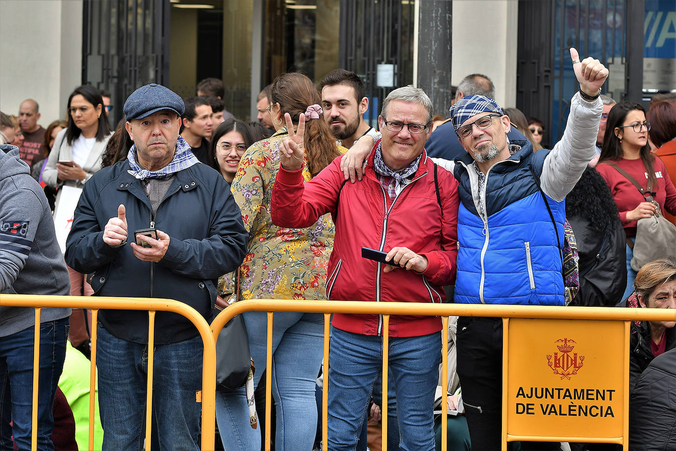 La mascletà de este martes 10 de marzo ha sido obra de Pirotecnia Crespo de Alzira, que ha decidido que su espectáculo pirotécnico sirviera de homenaje a la Guardia Civil, con el color verde como protagonista. Si has estado allí, búscate en estas imágenes: