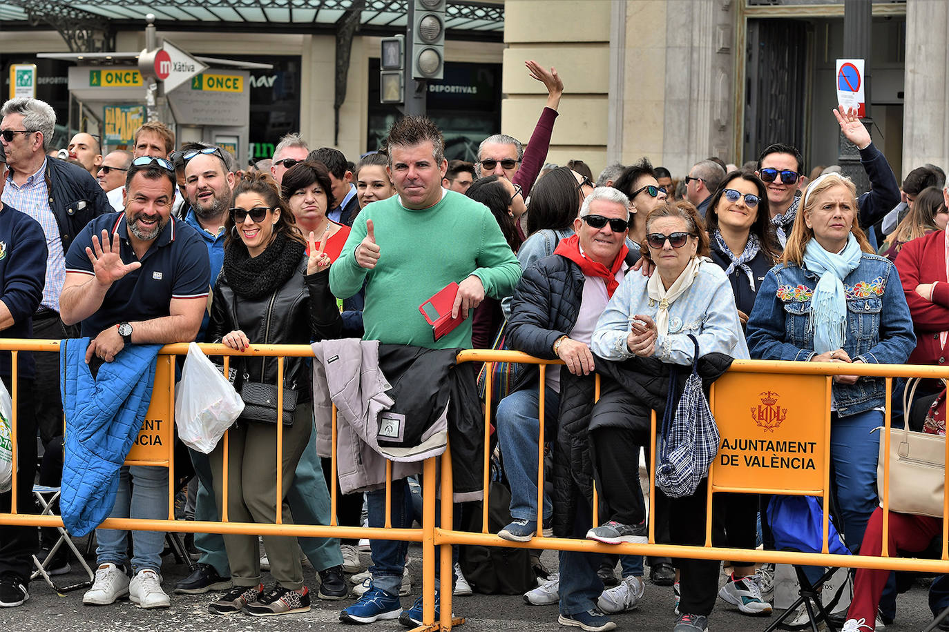 La mascletà de este martes 10 de marzo ha sido obra de Pirotecnia Crespo de Alzira, que ha decidido que su espectáculo pirotécnico sirviera de homenaje a la Guardia Civil, con el color verde como protagonista. Si has estado allí, búscate en estas imágenes: