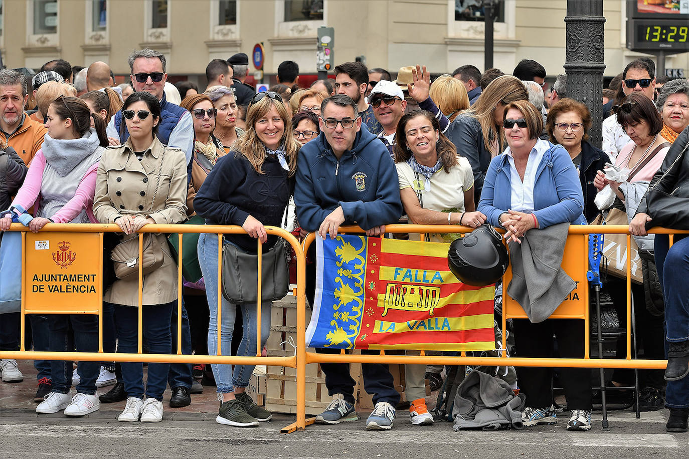 La mascletà de este martes 10 de marzo ha sido obra de Pirotecnia Crespo de Alzira, que ha decidido que su espectáculo pirotécnico sirviera de homenaje a la Guardia Civil, con el color verde como protagonista. Si has estado allí, búscate en estas imágenes: