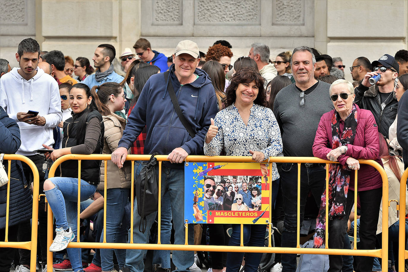 La mascletà de este martes 10 de marzo ha sido obra de Pirotecnia Crespo de Alzira, que ha decidido que su espectáculo pirotécnico sirviera de homenaje a la Guardia Civil, con el color verde como protagonista. Si has estado allí, búscate en estas imágenes: