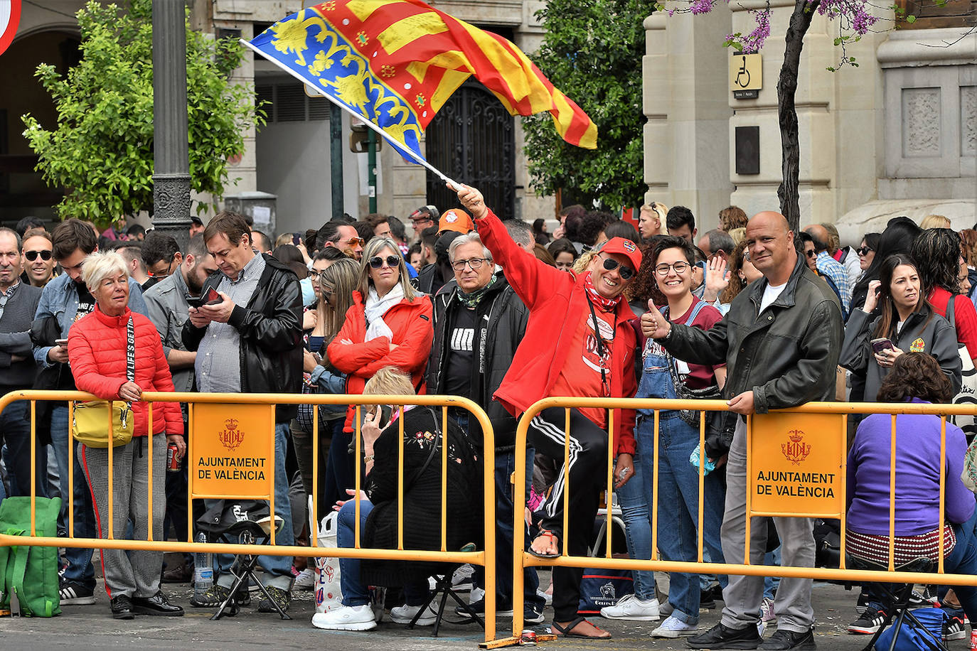 La mascletà de este martes 10 de marzo ha sido obra de Pirotecnia Crespo de Alzira, que ha decidido que su espectáculo pirotécnico sirviera de homenaje a la Guardia Civil, con el color verde como protagonista. Si has estado allí, búscate en estas imágenes: