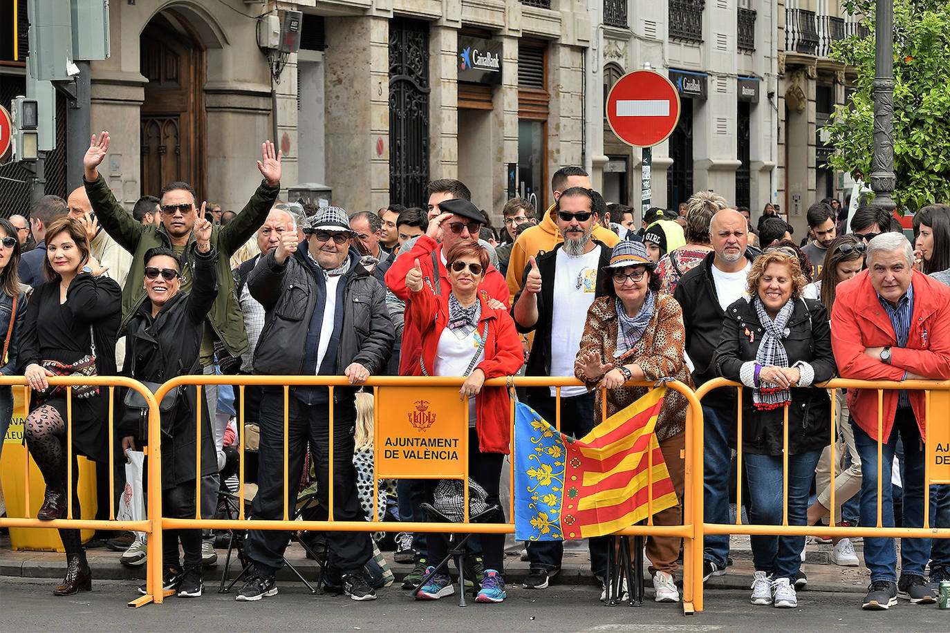 La mascletà de este martes 10 de marzo ha sido obra de Pirotecnia Crespo de Alzira, que ha decidido que su espectáculo pirotécnico sirviera de homenaje a la Guardia Civil, con el color verde como protagonista. Si has estado allí, búscate en estas imágenes: