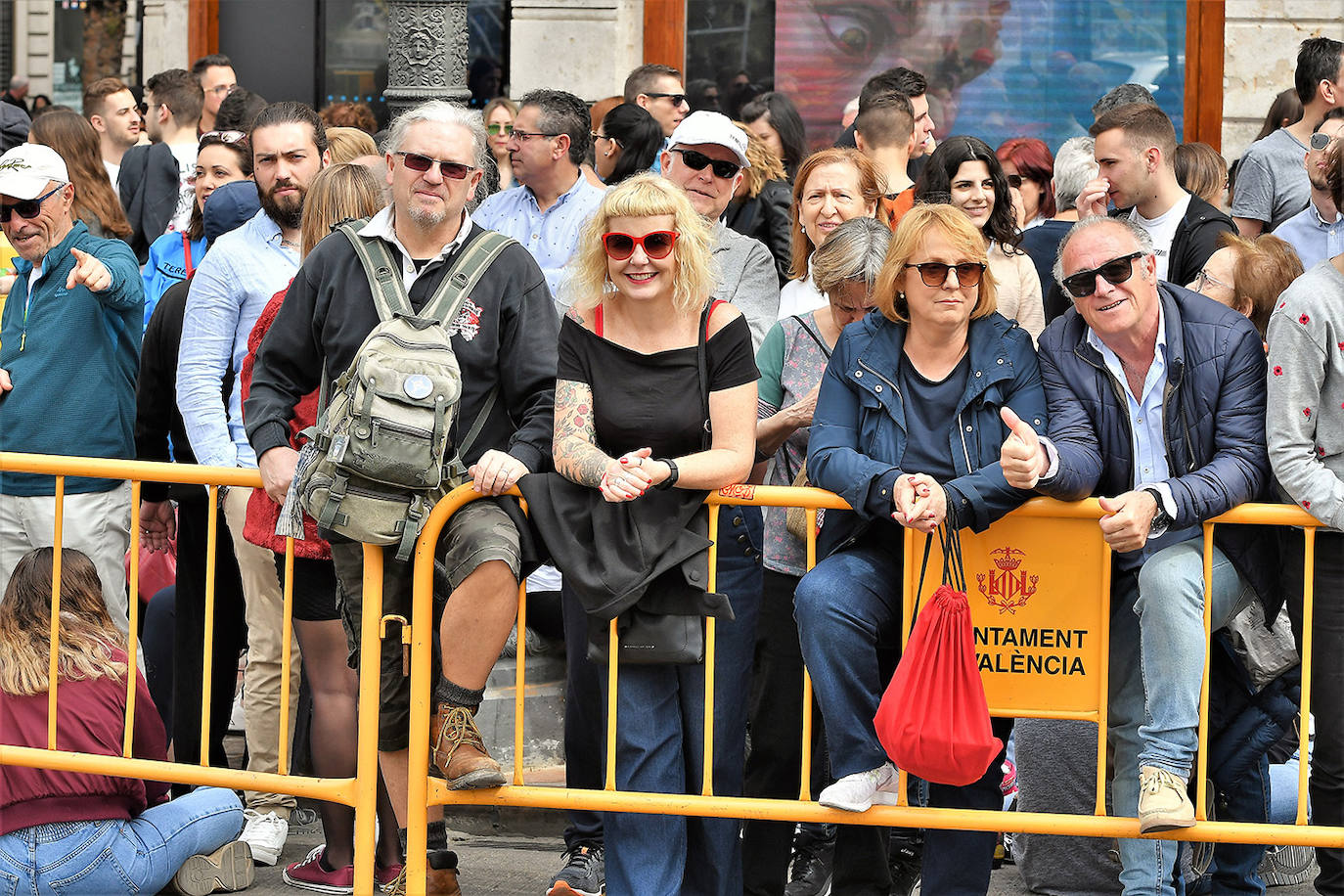 La mascletà de este martes 10 de marzo ha sido obra de Pirotecnia Crespo de Alzira, que ha decidido que su espectáculo pirotécnico sirviera de homenaje a la Guardia Civil, con el color verde como protagonista. Si has estado allí, búscate en estas imágenes: