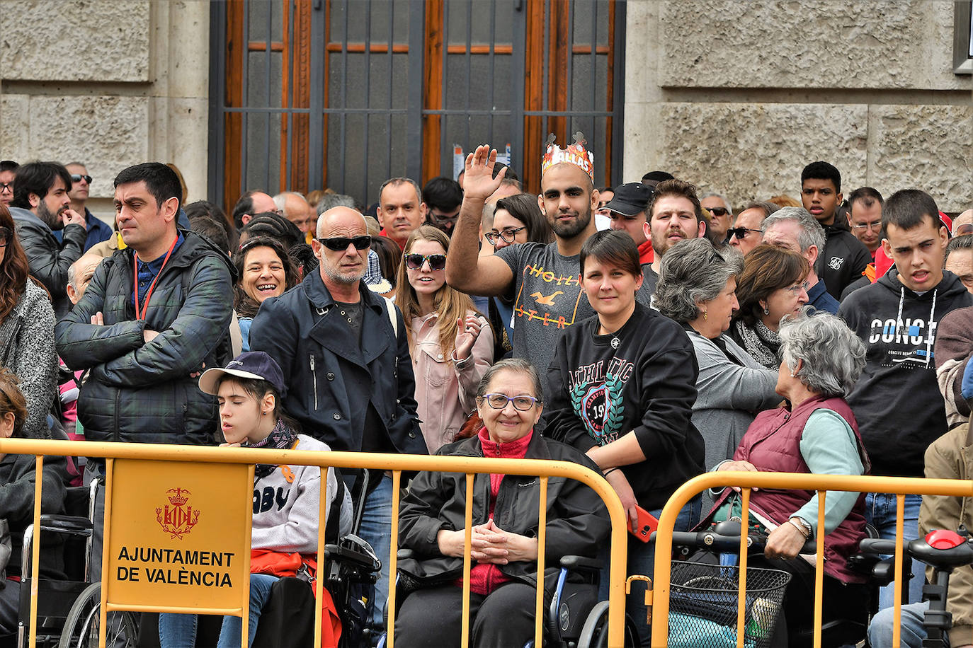 La mascletà de este martes 10 de marzo ha sido obra de Pirotecnia Crespo de Alzira, que ha decidido que su espectáculo pirotécnico sirviera de homenaje a la Guardia Civil, con el color verde como protagonista. Si has estado allí, búscate en estas imágenes: