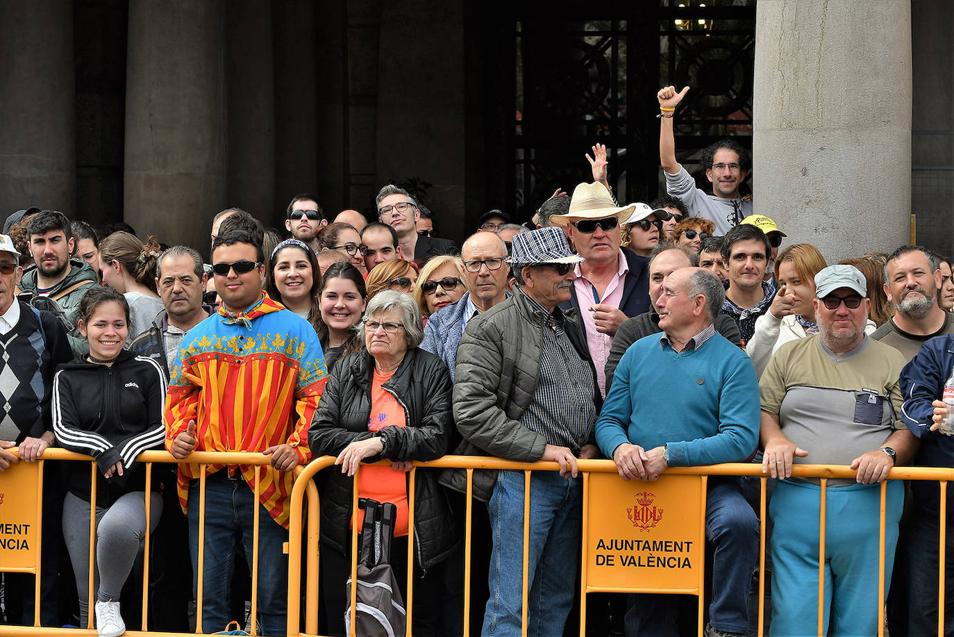 La mascletà de este martes 10 de marzo ha sido obra de Pirotecnia Crespo de Alzira, que ha decidido que su espectáculo pirotécnico sirviera de homenaje a la Guardia Civil, con el color verde como protagonista. Si has estado allí, búscate en estas imágenes: