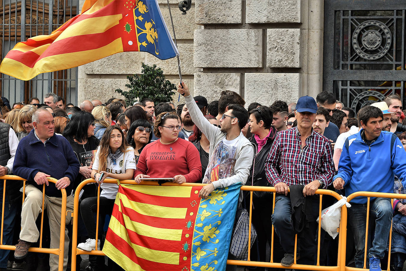 La mascletà de este martes 10 de marzo ha sido obra de Pirotecnia Crespo de Alzira, que ha decidido que su espectáculo pirotécnico sirviera de homenaje a la Guardia Civil, con el color verde como protagonista. Si has estado allí, búscate en estas imágenes: