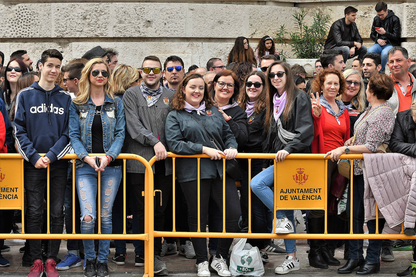 La mascletà de este martes 10 de marzo ha sido obra de Pirotecnia Crespo de Alzira, que ha decidido que su espectáculo pirotécnico sirviera de homenaje a la Guardia Civil, con el color verde como protagonista. Si has estado allí, búscate en estas imágenes: