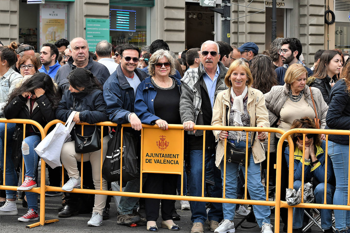 La mascletà de este martes 10 de marzo ha sido obra de Pirotecnia Crespo de Alzira, que ha decidido que su espectáculo pirotécnico sirviera de homenaje a la Guardia Civil, con el color verde como protagonista. Si has estado allí, búscate en estas imágenes: