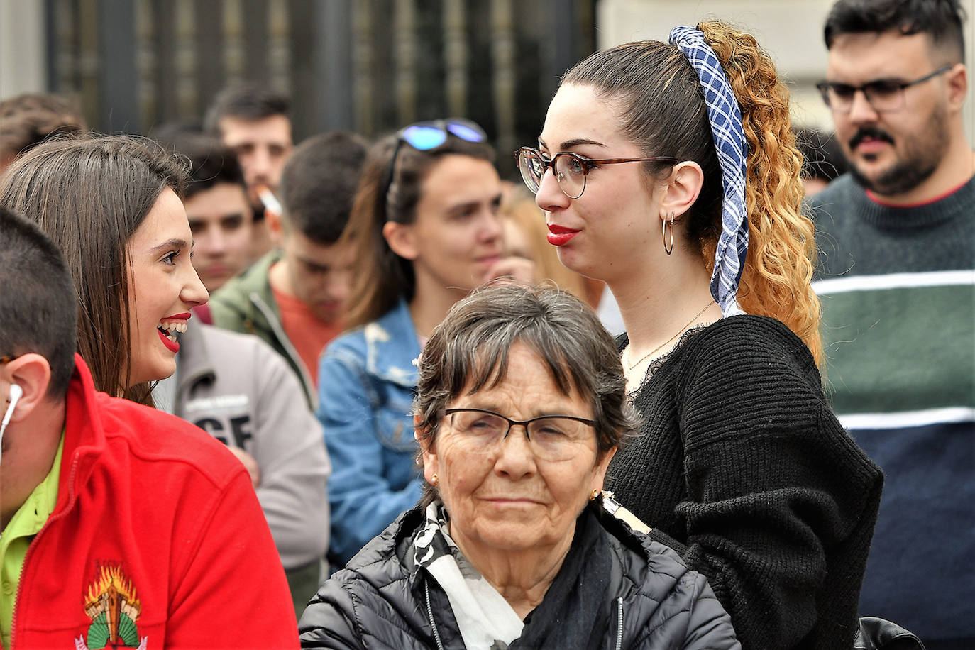 La mascletà de este martes 10 de marzo ha sido obra de Pirotecnia Crespo de Alzira, que ha decidido que su espectáculo pirotécnico sirviera de homenaje a la Guardia Civil, con el color verde como protagonista. Si has estado allí, búscate en estas imágenes: