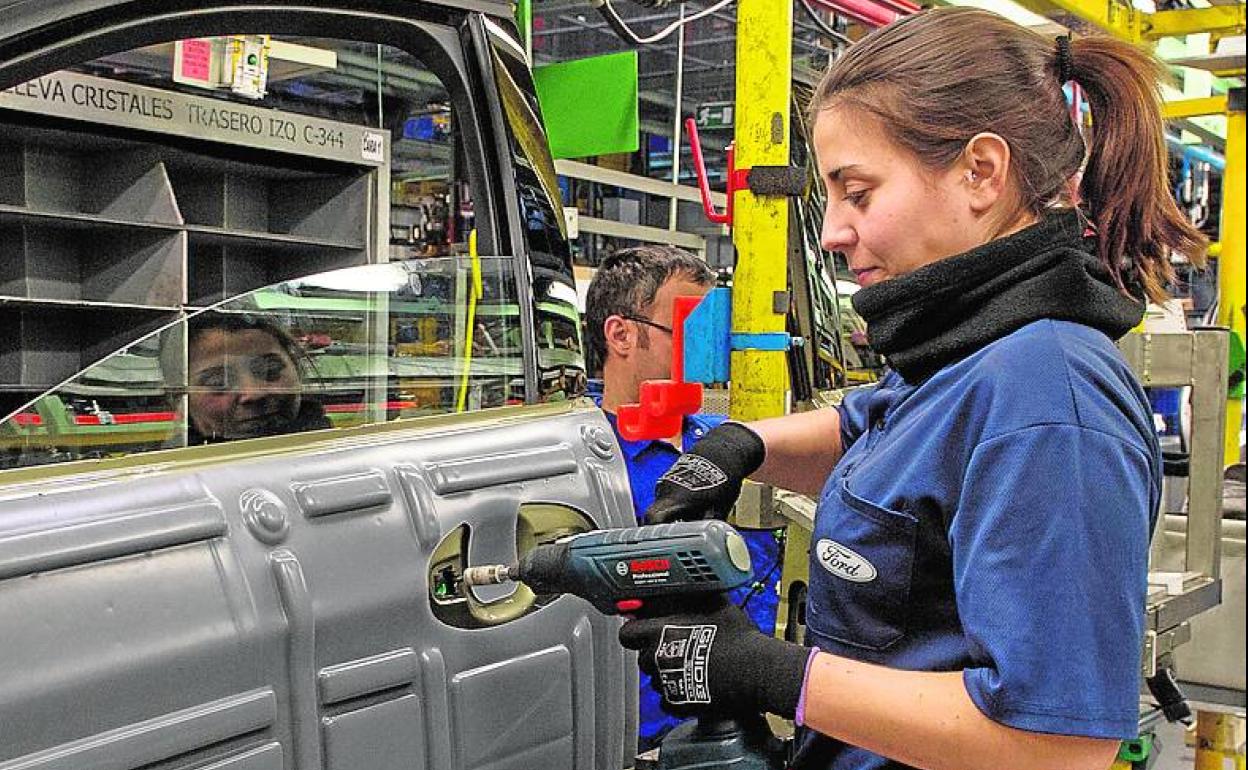 Una trabajadora en una planta de Ford.