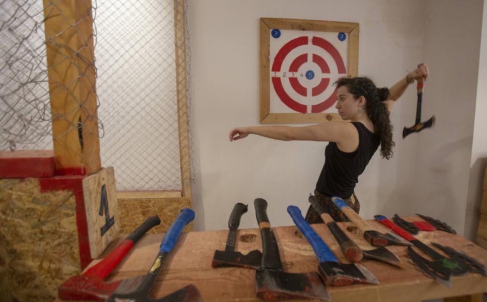 Una joven lanza un hacha en el centro 'El Hachazo'.