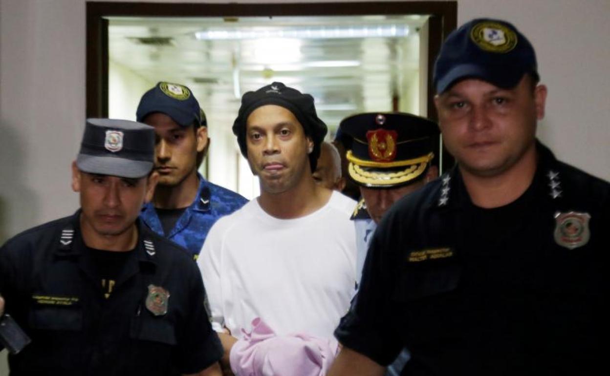 Ronaldinho, escoltado por policías paraguayos. 