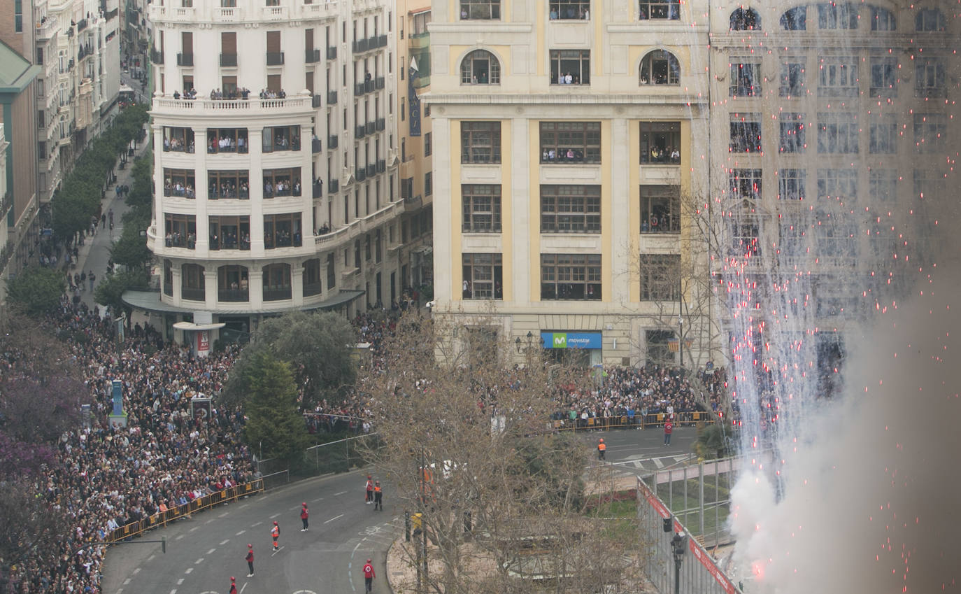 La mascletà de este martes 10 de marzo ha sido lanzada por la Pirotecnia Crespo de Alzira y ha servido de homenaje a la Guardia Civil, utilizando el color verde de la Benemérita. 