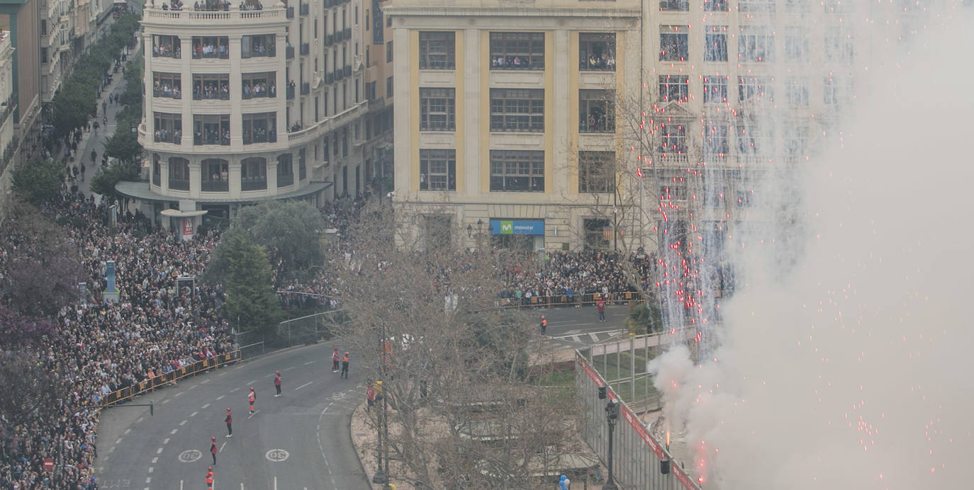 La mascletà de este martes 10 de marzo ha sido lanzada por la Pirotecnia Crespo de Alzira y ha servido de homenaje a la Guardia Civil, utilizando el color verde de la Benemérita. 