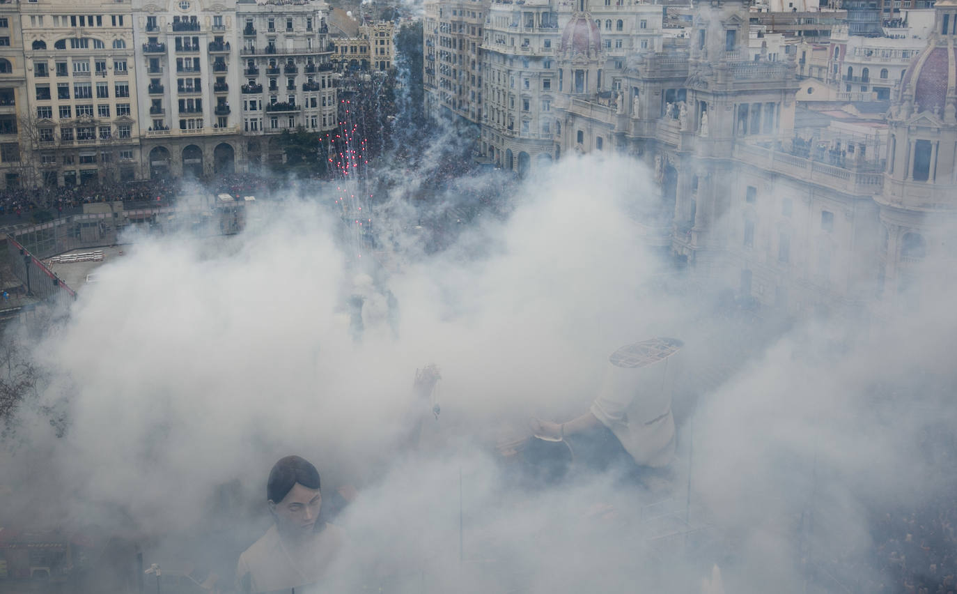 La mascletà de este martes 10 de marzo ha sido lanzada por la Pirotecnia Crespo de Alzira y ha servido de homenaje a la Guardia Civil, utilizando el color verde de la Benemérita. 