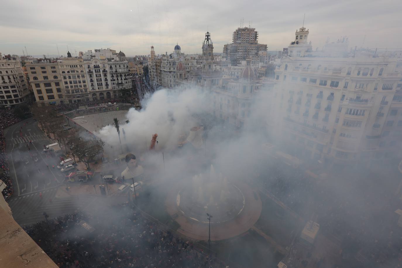 La mascletà de este martes 10 de marzo ha sido lanzada por la Pirotecnia Crespo de Alzira y ha servido de homenaje a la Guardia Civil, utilizando el color verde de la Benemérita. 