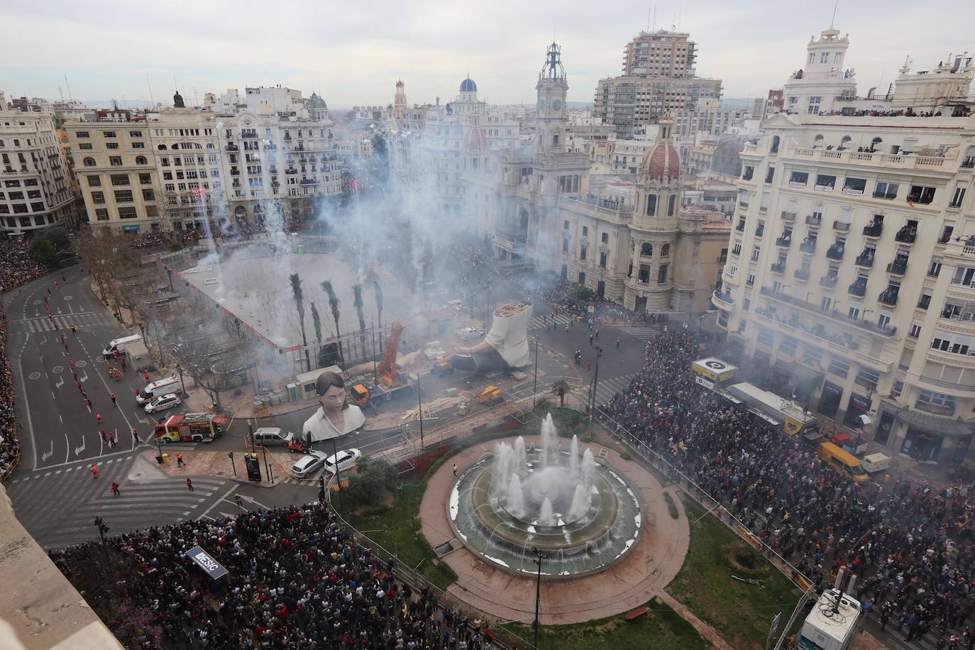 La mascletà de este martes 10 de marzo ha sido lanzada por la Pirotecnia Crespo de Alzira y ha servido de homenaje a la Guardia Civil, utilizando el color verde de la Benemérita. 