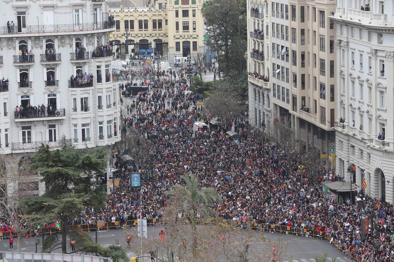 La mascletà de este martes 10 de marzo ha sido lanzada por la Pirotecnia Crespo de Alzira y ha servido de homenaje a la Guardia Civil, utilizando el color verde de la Benemérita. 