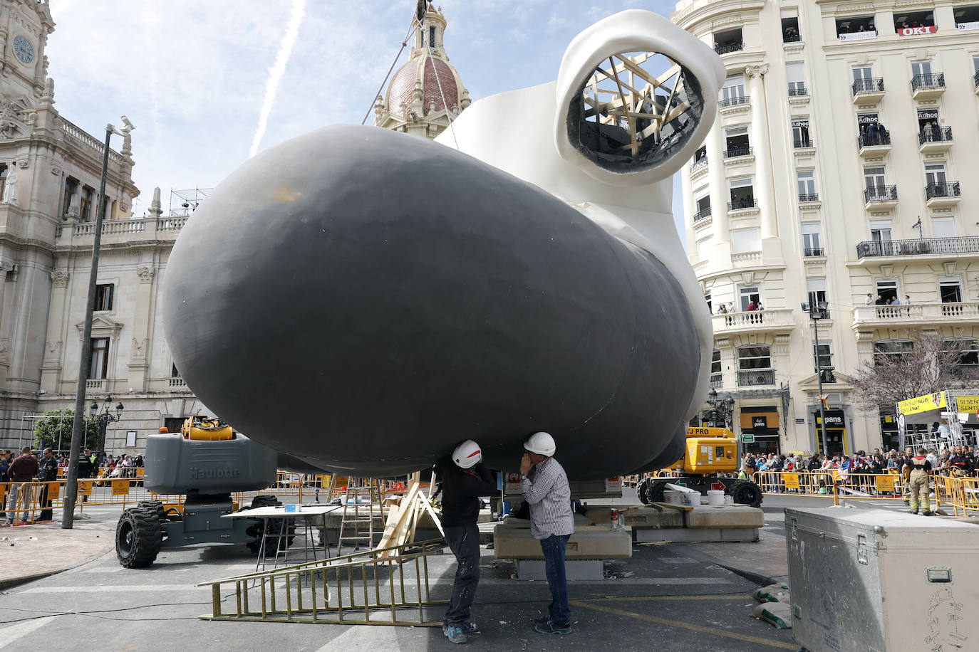 Las Fallas 2020 de Valencia pasan a la historia por haberse celebrado hasta la mitad de su programa de actos previsto. La alerta por el coronavirus ha provocado que el Gobierno de España haya decidido «aplazar» las Fallas de Valencia, según ha informado el presidente de la Generalitat Valenciana en una comparecencia en la que ha incidido que «se celebrarán cuando la situación sanitaria lo permitan». Estos son algunos de los monumentos falleros que ya habían comenzado a montarse en las calles de la ciudad.