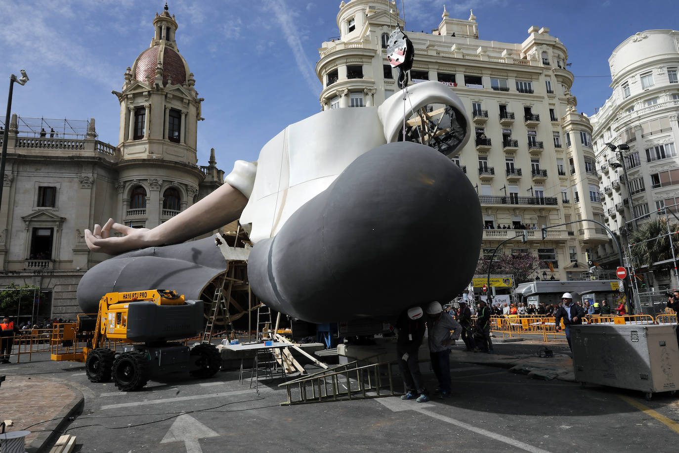 Las Fallas 2020 de Valencia pasan a la historia por haberse celebrado hasta la mitad de su programa de actos previsto. La alerta por el coronavirus ha provocado que el Gobierno de España haya decidido «aplazar» las Fallas de Valencia, según ha informado el presidente de la Generalitat Valenciana en una comparecencia en la que ha incidido que «se celebrarán cuando la situación sanitaria lo permitan». Estos son algunos de los monumentos falleros que ya habían comenzado a montarse en las calles de la ciudad.