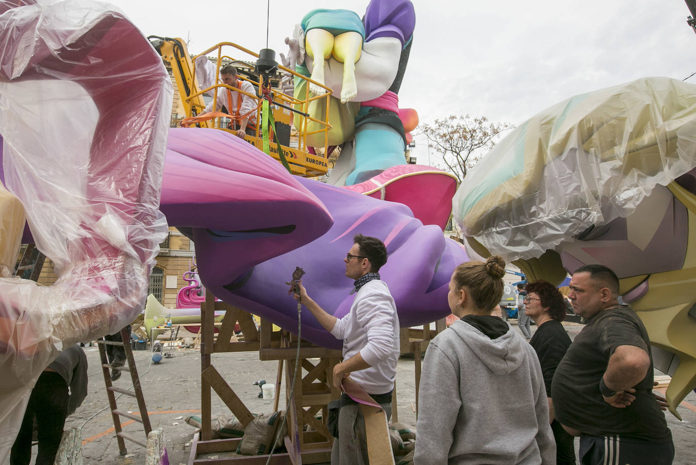 Las Fallas 2020 de Valencia pasan a la historia por haberse celebrado hasta la mitad de su programa de actos previsto. La alerta por el coronavirus ha provocado que el Gobierno de España haya decidido «aplazar» las Fallas de Valencia, según ha informado el presidente de la Generalitat Valenciana en una comparecencia en la que ha incidido que «se celebrarán cuando la situación sanitaria lo permitan». Estos son algunos de los monumentos falleros que ya habían comenzado a montarse en las calles de la ciudad.