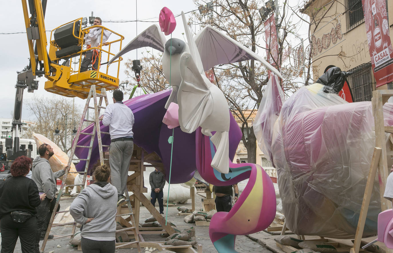 Las Fallas 2020 de Valencia pasan a la historia por haberse celebrado hasta la mitad de su programa de actos previsto. La alerta por el coronavirus ha provocado que el Gobierno de España haya decidido «aplazar» las Fallas de Valencia, según ha informado el presidente de la Generalitat Valenciana en una comparecencia en la que ha incidido que «se celebrarán cuando la situación sanitaria lo permitan». Estos son algunos de los monumentos falleros que ya habían comenzado a montarse en las calles de la ciudad.