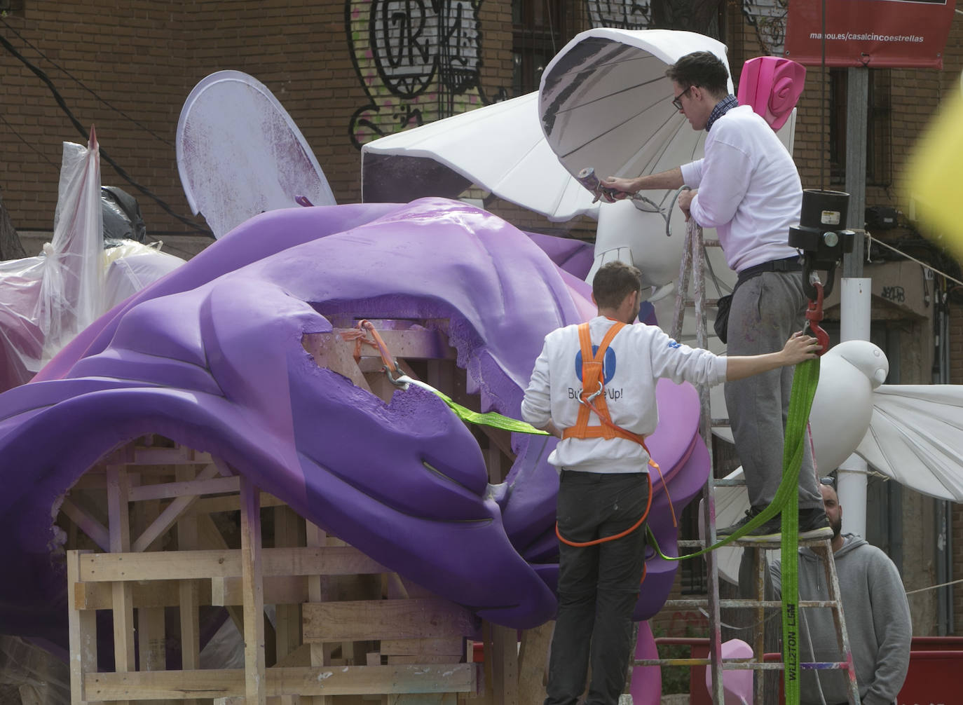 Las Fallas 2020 de Valencia pasan a la historia por haberse celebrado hasta la mitad de su programa de actos previsto. La alerta por el coronavirus ha provocado que el Gobierno de España haya decidido «aplazar» las Fallas de Valencia, según ha informado el presidente de la Generalitat Valenciana en una comparecencia en la que ha incidido que «se celebrarán cuando la situación sanitaria lo permitan». Estos son algunos de los monumentos falleros que ya habían comenzado a montarse en las calles de la ciudad.