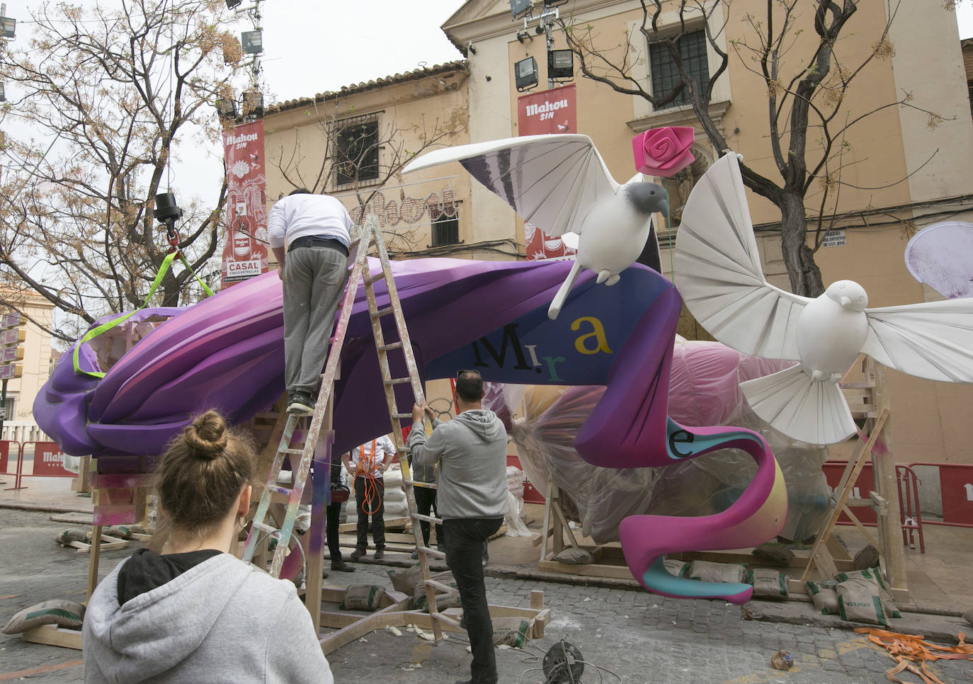 Las Fallas 2020 de Valencia pasan a la historia por haberse celebrado hasta la mitad de su programa de actos previsto. La alerta por el coronavirus ha provocado que el Gobierno de España haya decidido «aplazar» las Fallas de Valencia, según ha informado el presidente de la Generalitat Valenciana en una comparecencia en la que ha incidido que «se celebrarán cuando la situación sanitaria lo permitan». Estos son algunos de los monumentos falleros que ya habían comenzado a montarse en las calles de la ciudad.