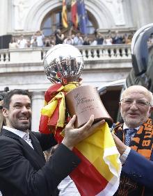 Imagen secundaria 2 - Hortensia Herrero junto al escultor Jaume Plensa, arriba, y Juan Roig, a la izquierda con Paco Borao y Kinde Atanaw Alayew, vencedor del 39º Maratón Valencia, y a la derecha, con el capitán del Valencia Basket, Rafa Martinez, en las celebraciones de su primer título como campeón de la Liga ACB. 