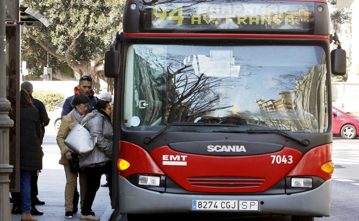 Pasajeros de un bus de la EMT. 