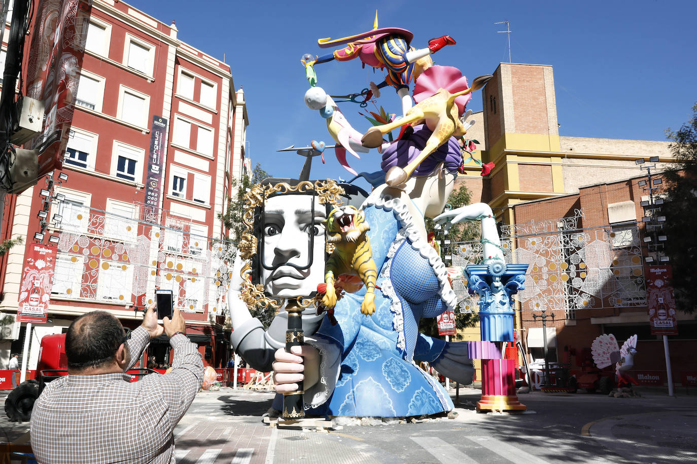 Las Fallas de Valencia se suspendieron el pasado 10 de marzo por la pandemia del coronavirus, una medida histórica que no ocurría desde la Guerra Civil. El sector vive en la incertidumbre desde entonces.