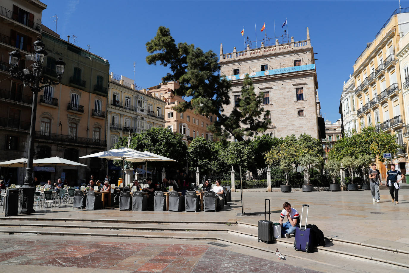 Mesas vacías y pocos clientes en uno de los establecimientos de la plaza de la Virgen.