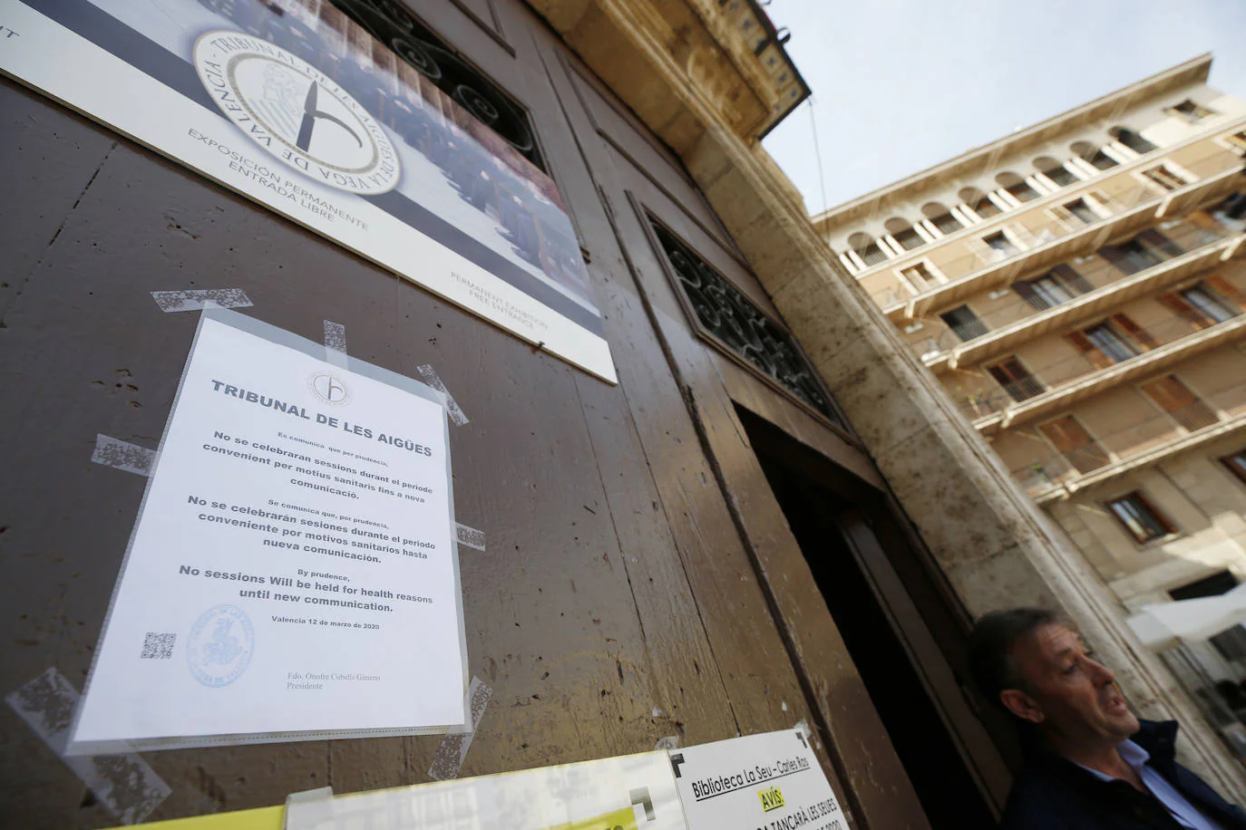 Cartel en la puerta del Tribunal de les Aigües que anuncia la cancelación de sesiones por la crisis sanitaria.